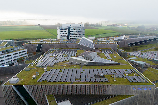 Solaranlage auf dem Dach des Westside Bern – aus der Luft wird sichtbar, wie Architektur und nachhaltige Energie zusammenspielen.
