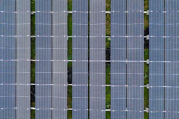 Grafische Muster aus Solarzellen – Drohnenaufnahme der Photovoltaikanlage auf dem Westside Bern.