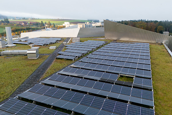 Das Westside Bern mit seiner großflächigen Solaranlage, eingebettet in die Landschaft im Westen der Stadt.