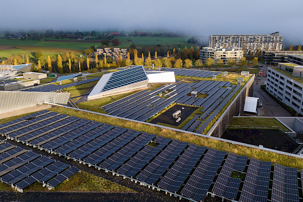 Solaranlage Westside Bern – dokumentiert aus der Luft.