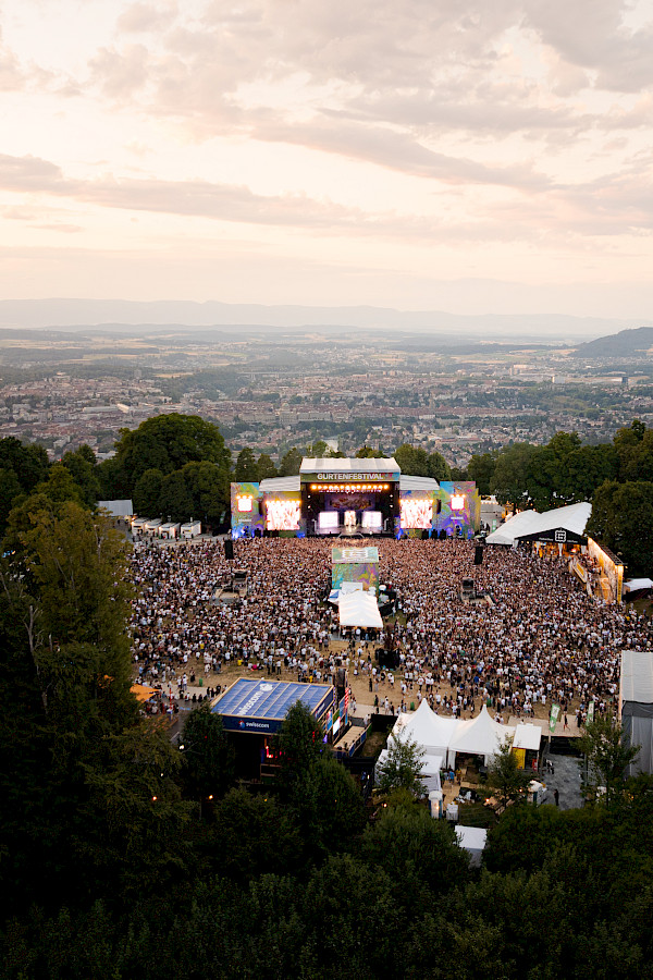 Luftaufnahme Gurtenfestival Hauptbühne mit Menschenmenge und Stadtpanorama Bern