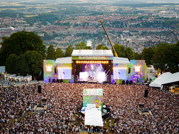 Luftaufnahme Gurtenfestival Hauptbühne mit Menschenmenge und Stadtpanorama Bern
