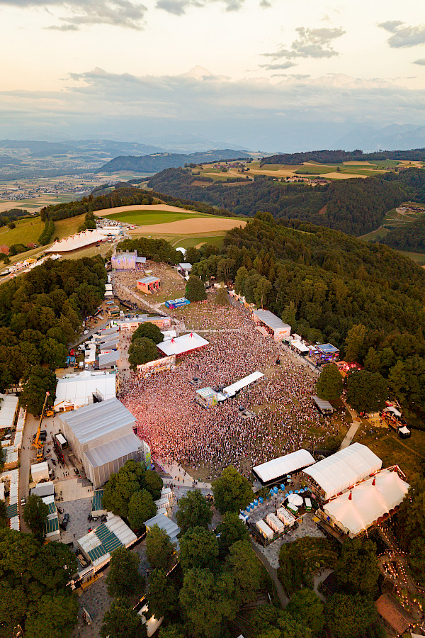 Luftaufnahme Gurtenfestival Hauptbühne mit Menschenmenge und Stadtpanorama Bern