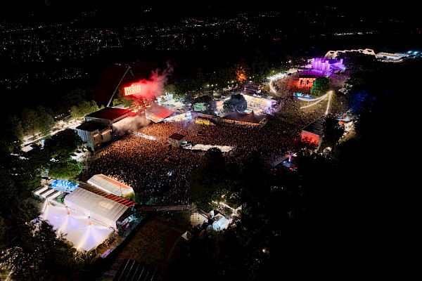 Luftaufnahme Gurtenfestival Hauptbühne mit Menschenmenge und Stadtpanorama Bern