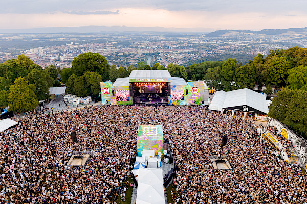Luftaufnahme Gurtenfestival Hauptbühne mit Menschenmenge und Stadtpanorama Bern
